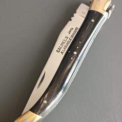 COUTEAU LAGUIOLE CALMELS HORS CONCOURS, manche corne, guilloch&eacute;, jamais servi.