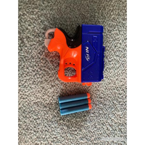 Pistolet Nerf avec trois cartouches