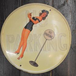 Plaque m&eacute;tallique NO PARKING pinup am&eacute;ricaine polici&egrave;re. Femme d&eacute;coration USA vintage garage
