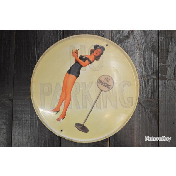 Plaque m�tallique NO PARKING pinup am�ricaine polici�re. Femme d�coration USA vintage garage
