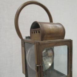 une lampe  de fiacre  en laiton - XIX em   tr&eacute;s bel &eacute;tat  10 cm sur 11 cm haut de  24 cm