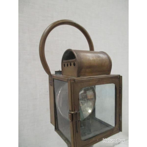 une lampe  de fiacre  en laiton - XIX em   tr�s bel �tat  10 cm sur 11 cm haut de  24 cm