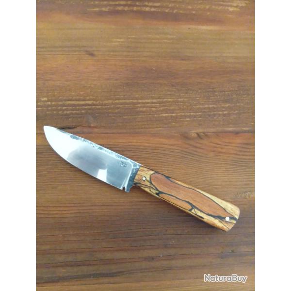Couteau fixe forg� acier carbone XC75 manche en h�tre �chauff�
