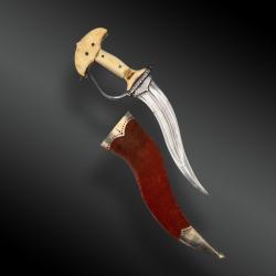 POIGNARD KHANJARLI, AVEC FOURREAU. INDE, XIX&Egrave;ME SI&Egrave;CLE