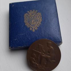 Belle m&eacute;daille diam&egrave;tre 4,5 cm et bo&icirc;te aux Armes de Paris 7,4 cm de c&ocirc;t&eacute;.
