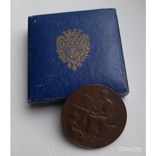 Belle m�daille diam�tre 4,5 cm et bo�te aux Armes de Paris 7,4 cm de c�t�.