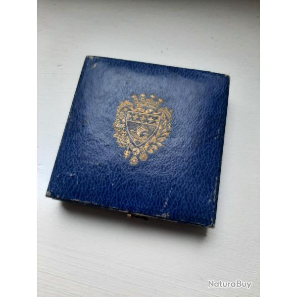 Belle m�daille diam�tre 4,5 cm et bo�te aux Armes de Paris 7,4 cm de c�t�.