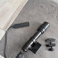 Lampe tactique neuve  allumage d&eacute;port&eacute; ou standard