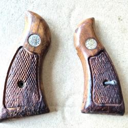 Plaquettes &agrave; nettoyer pour revolver Smith et Wesson avec traces d'utilisation