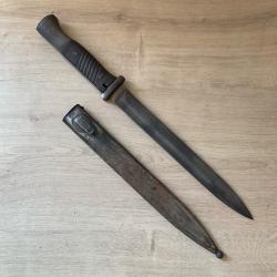 Belle ba&iuml;onnette type Mauser K98, compl&egrave;te avec son fourreau m&eacute;tallique.