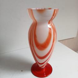 vase opaline des ann&eacute;e 50 hauteur 20 cm x 8 cm