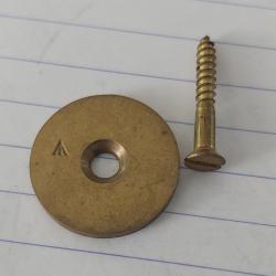 Rondelle d'identification pour Lee Enfield N&deg; 1 MKIII, avec Broad Arrow et vis de fixation.