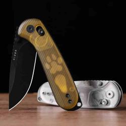 Couteau Kizer Vanguard Buddy II Lame Drop Point Acier AEB-L Black PVD Manche PEI Jaune KIV3790A1