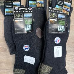 lot de 3 magnifiques chaussettes + deux chaussons a vendre aux ench&egrave;res d&eacute;stockage chasse ench&egrave;re 10