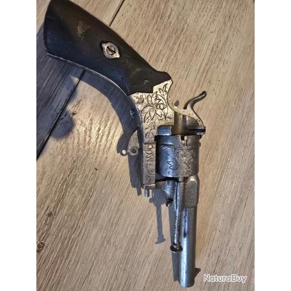 Revolver a broche grav� type lefaucheux 8 mm