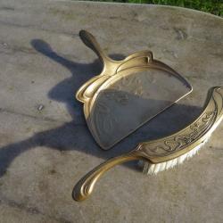 Ancien ensemble Ramasse miettes comprenant pelle & balayette en laiton dor&eacute;, style Art Nouveau