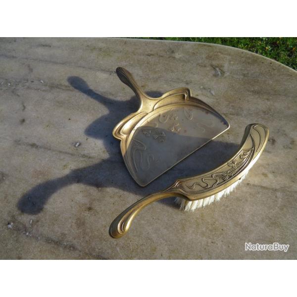 Ancien ensemble Ramasse miettes comprenant pelle & balayette en laiton dor�, style Art Nouveau