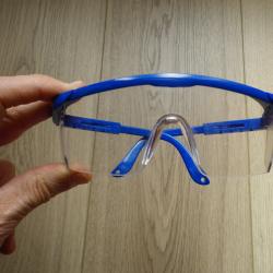 Une paire de lunettes de protection