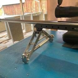 Bipieds microm&eacute;triques pour le tir de haute pr&eacute;cision sur de longues distances. Modele "H"