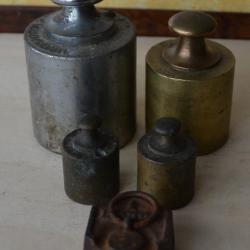 Lot de 5  Poids de balance ancien : 1 Kg /500gm/ 2 de 100gm en laiton et hectogramme fer