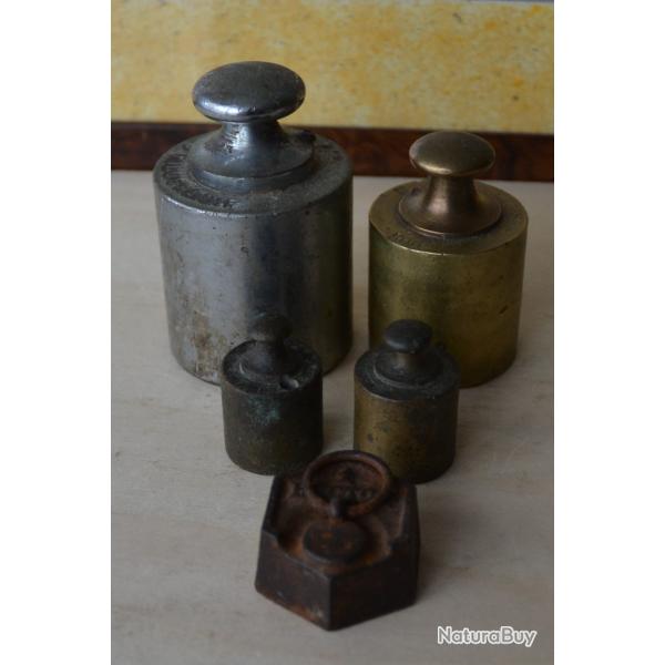 Lot de 5  Poids de balance ancien : 1 Kg /500gm/ 2 de 100gm en laiton et hectogramme fer