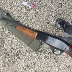 Fusil de chasse semi automatique.