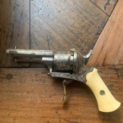 Petit revolver &agrave; broches
