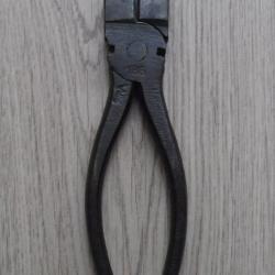 Une pince  multi usages en dotation dans l'Arm&eacute;e Fran&ccedil;aise "au si&egrave;cle dernier"