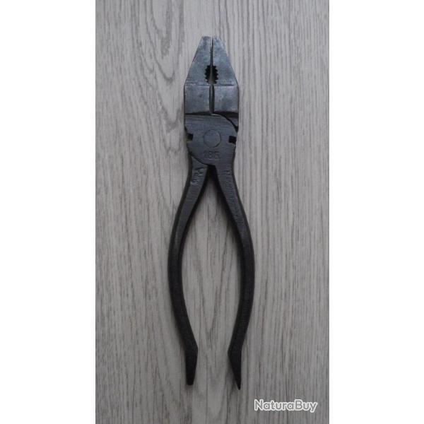 Une pince  multi usages en dotation dans l'Arm�e Fran�aise "au si�cle dernier"
