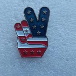 PINS USA LE V DE VICTOIRE COULEUR DRAPEAU ETATS UNIS VICTOIRE GUERRE VIETNAM IRAK GOLFE model 2