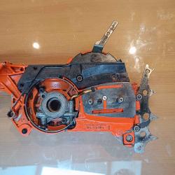 Bas moteur cot&eacute; embrayage Husqvarna 390 XP avec pompe a huile, griffes abattage et frein de chaine