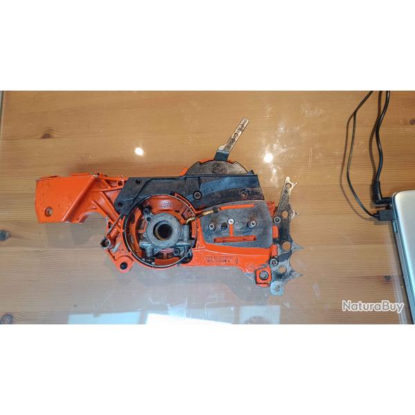 Bas moteur cot� embrayage Husqvarna 390 XP avec pompe a huile, griffes abattage et frein de chaine