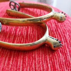 Paire d'eperons en laiton