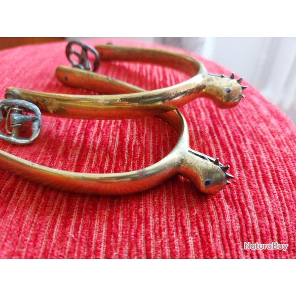 Paire d'eperons en laiton