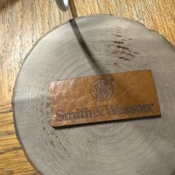 Logo Smith & Wesson sur cuir