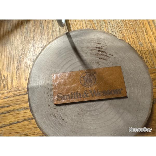 Logo Smith & Wesson sur cuir