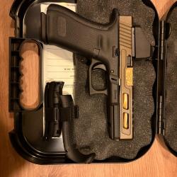 Glock 17 Gen 5 Zaffiri Custom 9x19 mm + point rouge swampfox