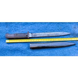 Ba&iuml;onnette allemande k98 1942 plaquettes bak&eacute;lite.Fabrication code CRS, Solingen. Avec fourreau 1942