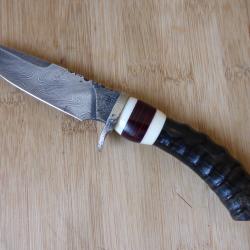 Couteau de chasse fait main lame DAMAS corne Guilloch&eacute; et sign&eacute; PARFAIT ETAT