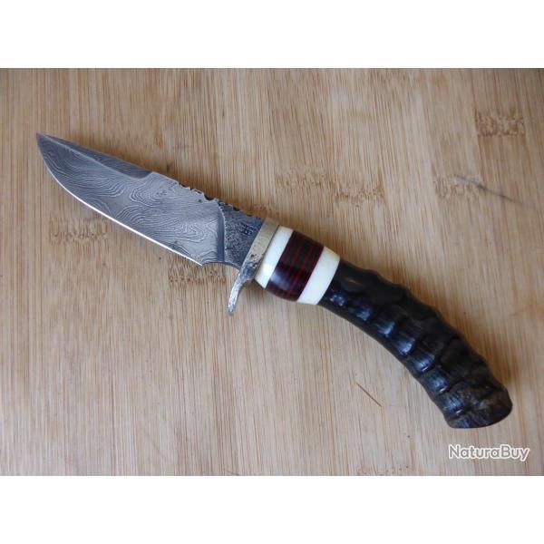 Couteau de chasse fait main lame DAMAS corne Guilloch� et sign� PARFAIT ETAT