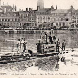 Carte Postale Ancienne -Dunkerque, Le Sous-Marin &laquo; Phoque &raquo; dans le Bassin N&deg;7668