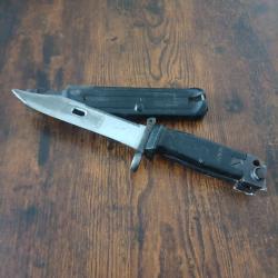 Lot de 5 couteaux et ba&iuml;onnettes militaires de collection - XXe si&egrave;cle