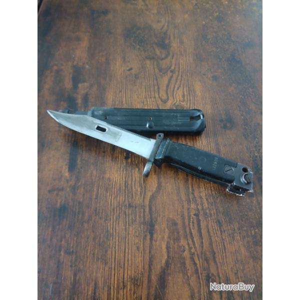 Lot de 5 couteaux et ba�onnettes militaires de collection - XXe si�cle