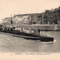 Carte Postale Ancienne - Dieppe - Sous-Marin rentrant au Port -N&deg;7630