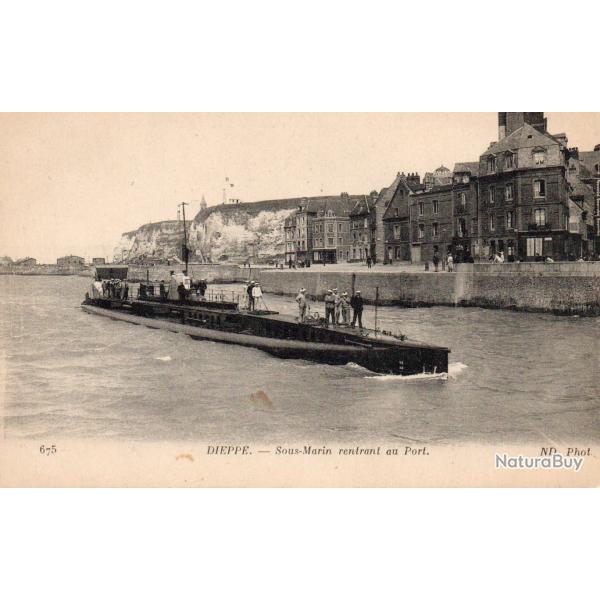 Carte Postale Ancienne - Dieppe - Sous-Marin rentrant au Port -N�7630