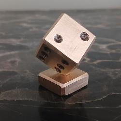 jolie miniature de d&eacute;s en bronze