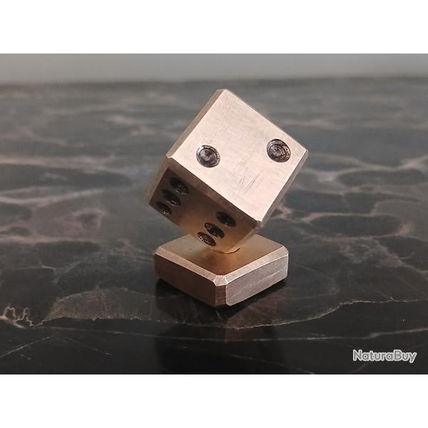 jolie miniature de d�s en bronze