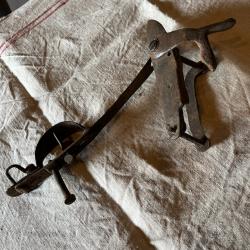 une ancienne platine a silex transforme&eacute; a percussion et son pontet