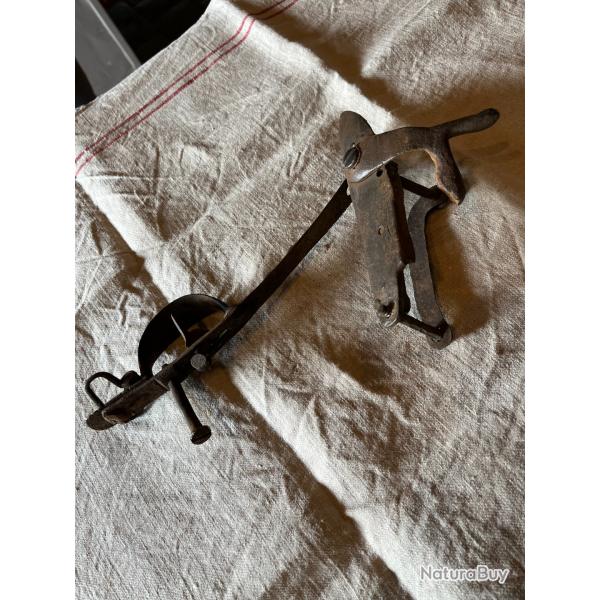 une ancienne platine a silex transforme� a percussion et son pontet