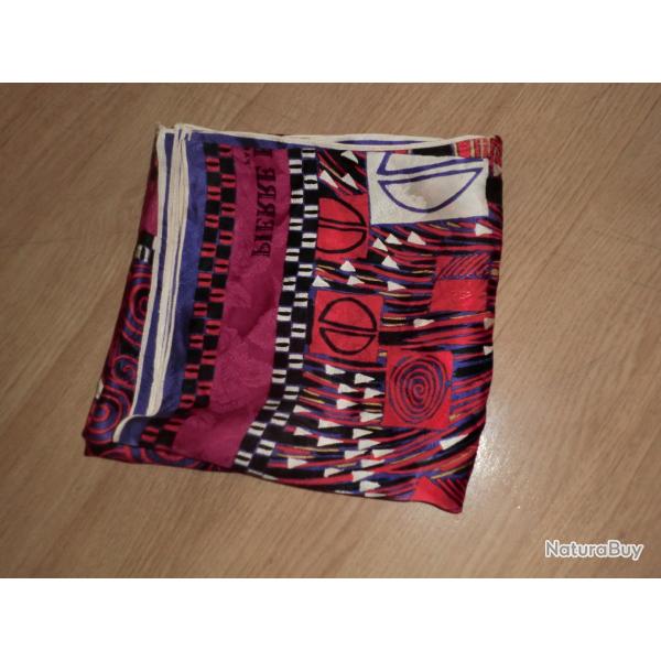 carr� foulard 100% soie vintage pierre balmain paris  90 x 90 CM